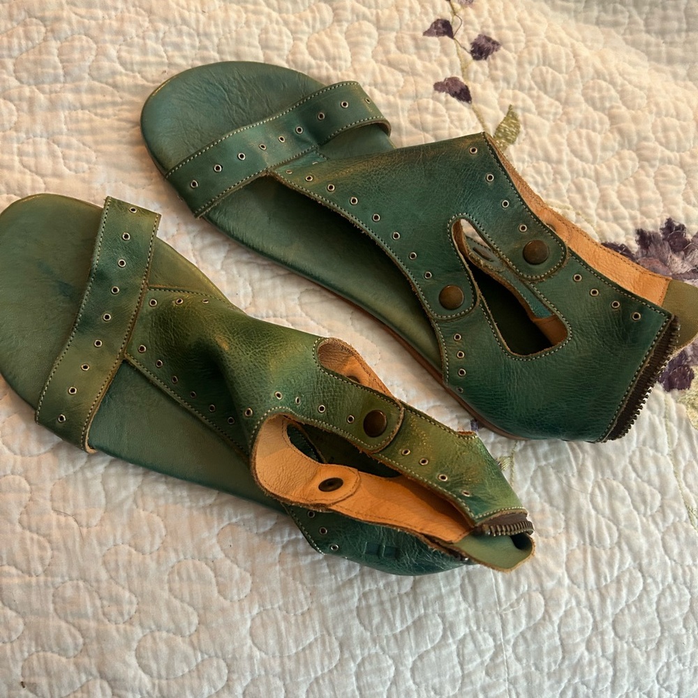 Bed stu size 7.5 teal sandals!!!